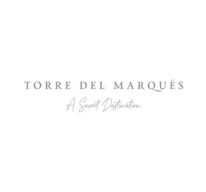 <span>HOTEL TORRE DEL MARQUÉS</span><i>→</i>